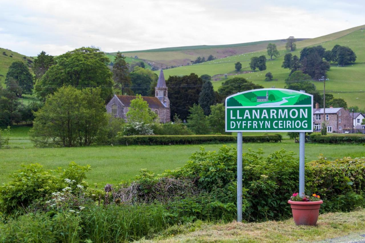 West Arms Hotel Llanarmon Dyffryn-Ceiriog Екстер'єр фото